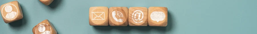 Dados con un sobre, un teléfono, una arroba y un bocadillo. Representando la atención al cliente